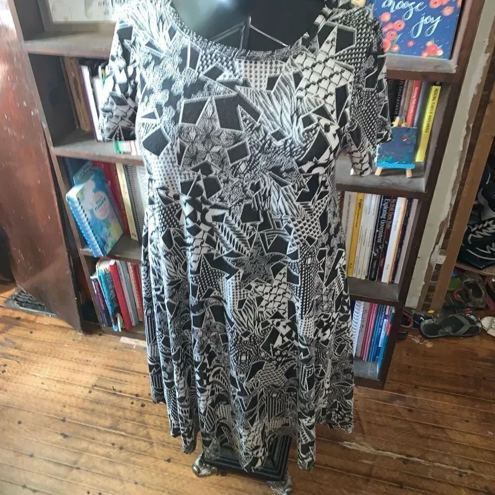 Lularoe black & white abstract stars high low S Carly swing dress
